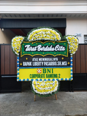 Papan Bunga Duka di Pondok Suguh