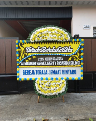 Papan Bunga Duka di Pondok Suguh